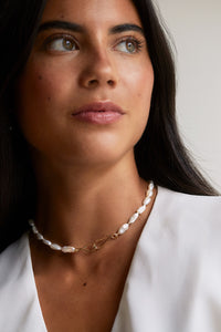 Divina Pearl Necklace in Gold